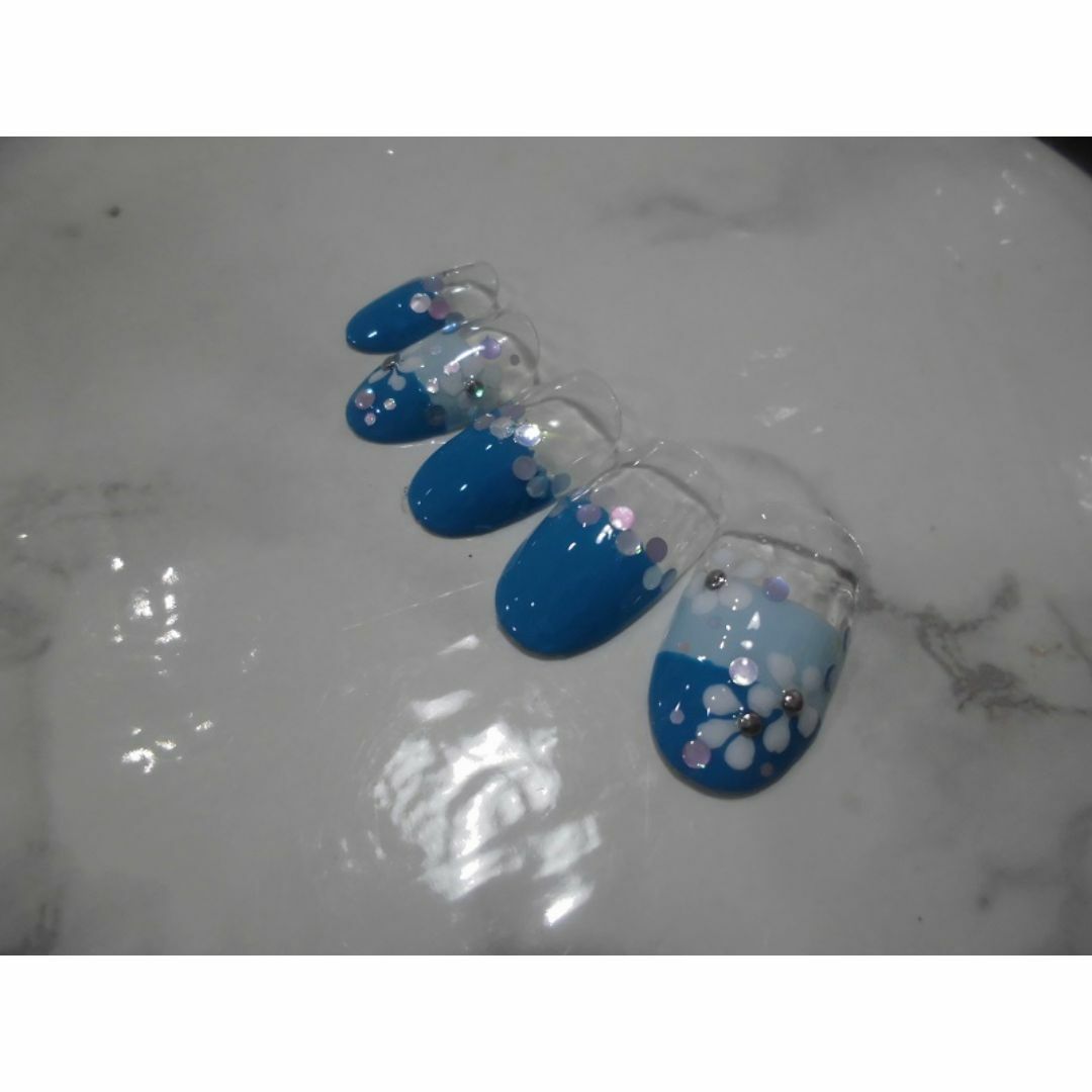 ブルーのフレンチにホログラムでネイルチップ　ジェル使用作品 コスメ/美容のネイル(つけ爪/ネイルチップ)の商品写真