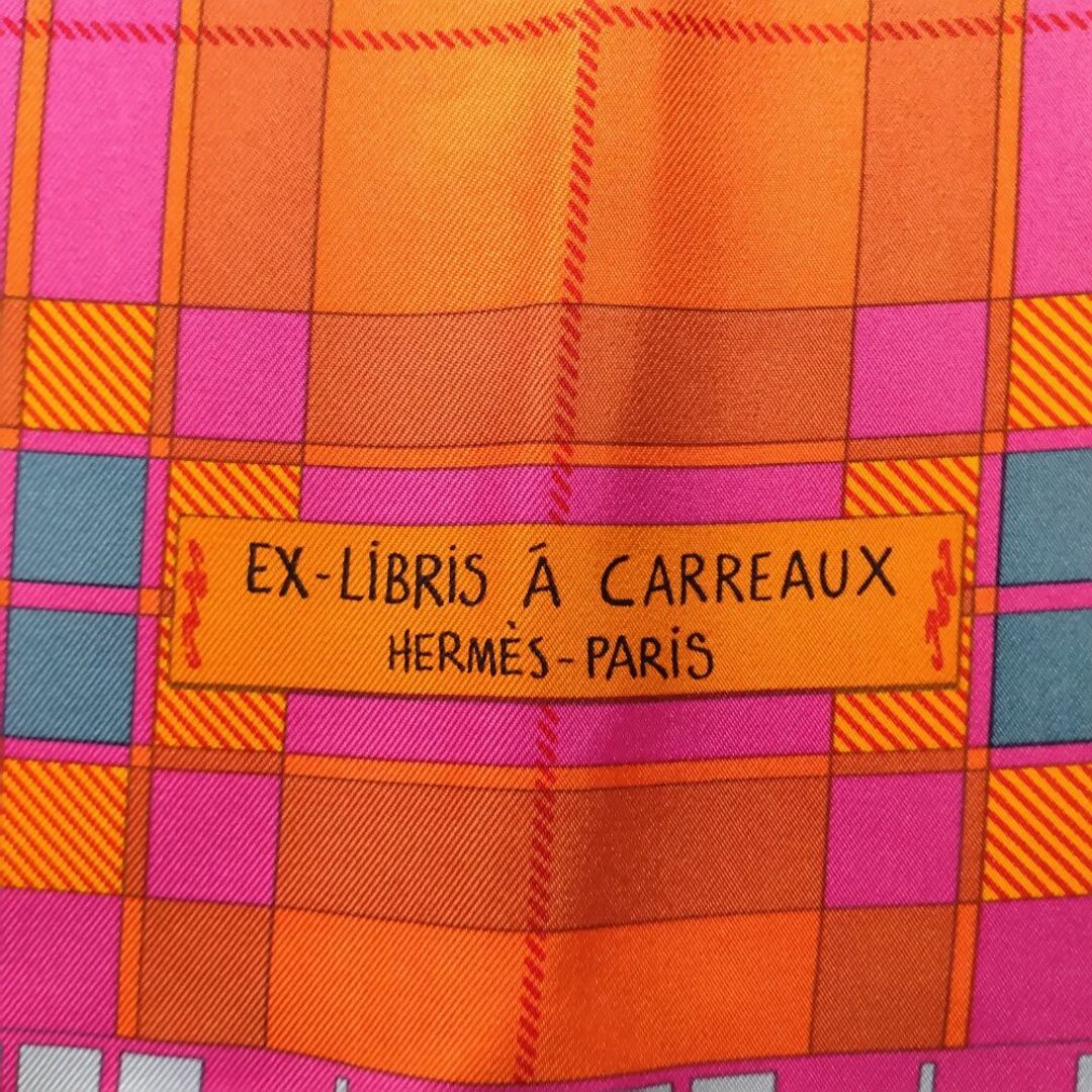 Hermes(エルメス)のHERMES エルメス シルク スカーフ カレ90 EX LIBRIS A CARREAUX エクスリブリス チェック オレンジ×ピンク 正規品 / 34048 レディースのファッション小物(バンダナ/スカーフ)の商品写真