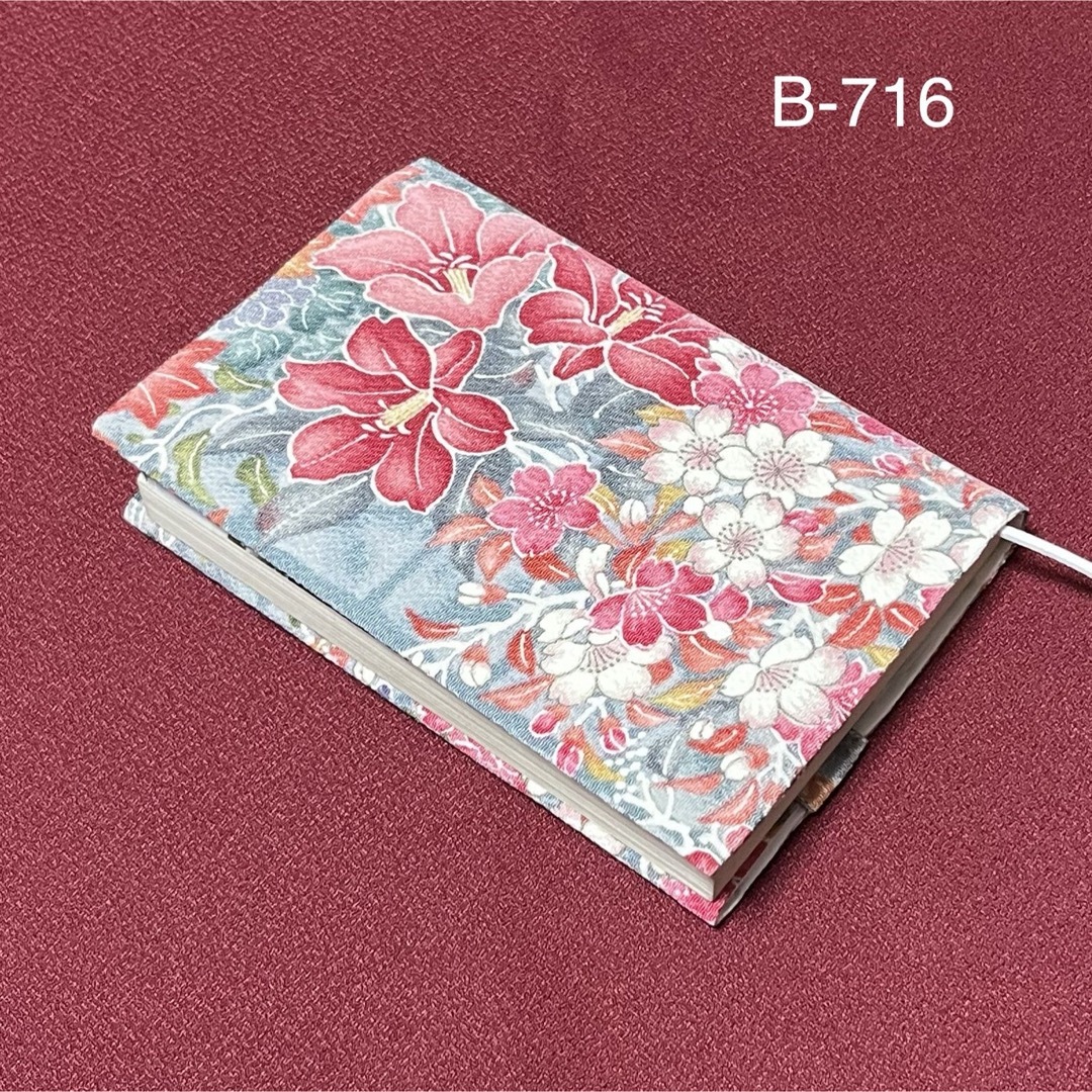 B-716標準サイズ　ハンドメイド　正絹　縮緬　草花　文庫本ブックカバー ハンドメイドの文具/ステーショナリー(ブックカバー)の商品写真