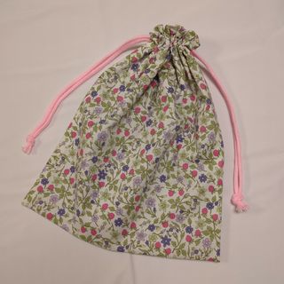 巾着袋　お着替え袋　体操着袋　ハンドメイド　お花＆いちご柄(その他)