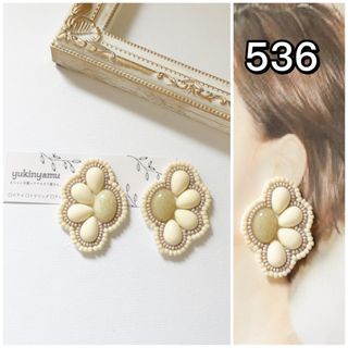 536/ビーズ刺繍　アンティーク　フラワー　イヤリング　ピアス(ピアス)