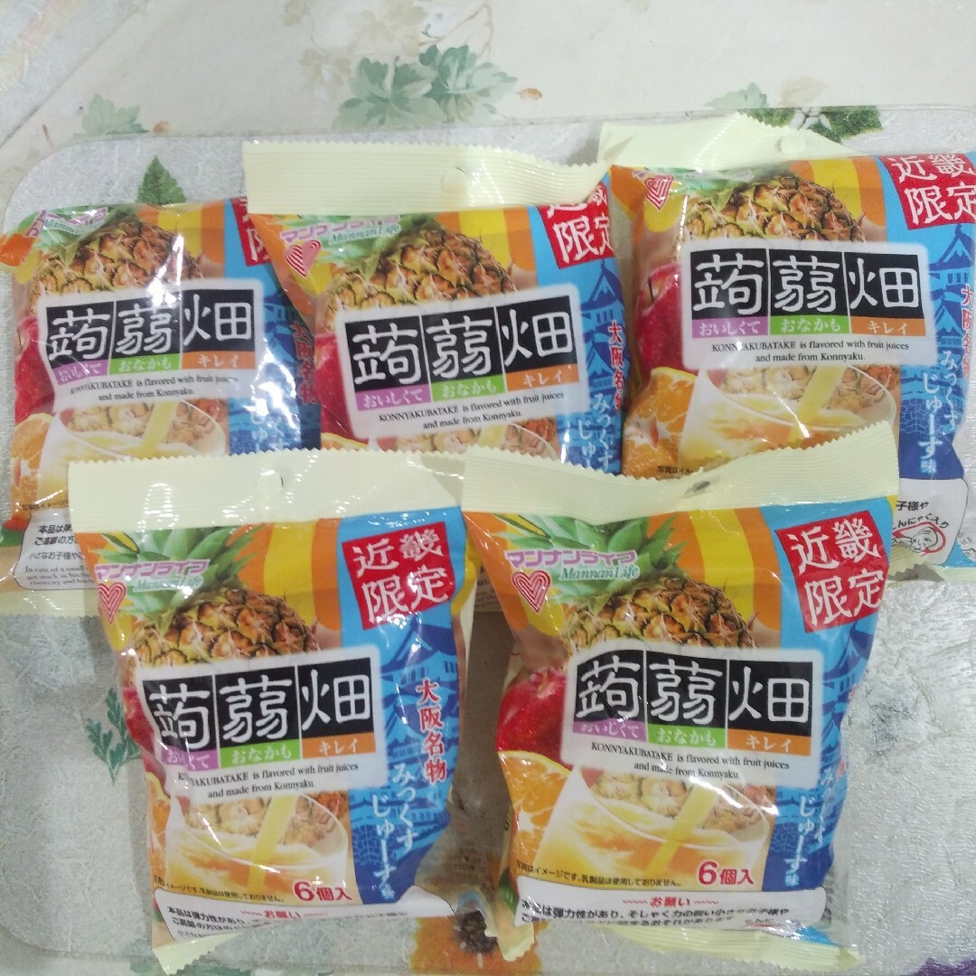 近畿限定蒟蒻畑～大阪名物みっくすじゅーす味　地域限定品 食品/飲料/酒の食品(菓子/デザート)の商品写真