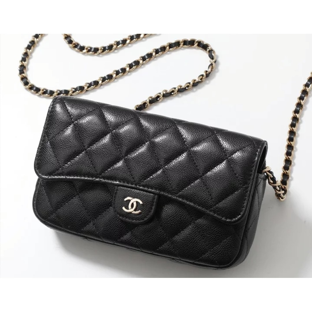 CHANEL(シャネル)のシャネル フラップフォンケース キャビア・ 黒・金【新品未使用】 レディースのバッグ(ショルダーバッグ)の商品写真