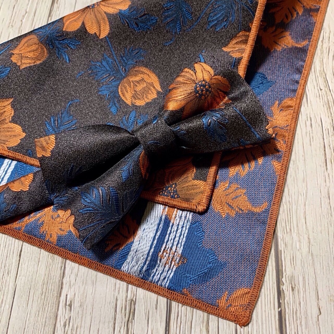蝶ネクタイ　ポケットチーフ2点セット/メンズ/オレンジ花柄&ダークブラウン メンズのファッション小物(ネクタイ)の商品写真