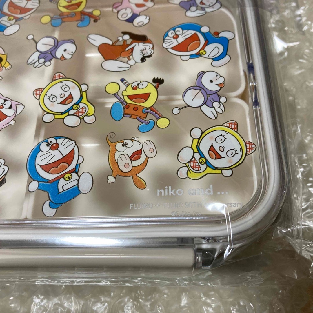 niko and...(ニコアンド)の新品未開封　ニコアンド　藤子・F・不二雄　ドラえもん　ランチボックス　弁当箱 エンタメ/ホビーのおもちゃ/ぬいぐるみ(キャラクターグッズ)の商品写真