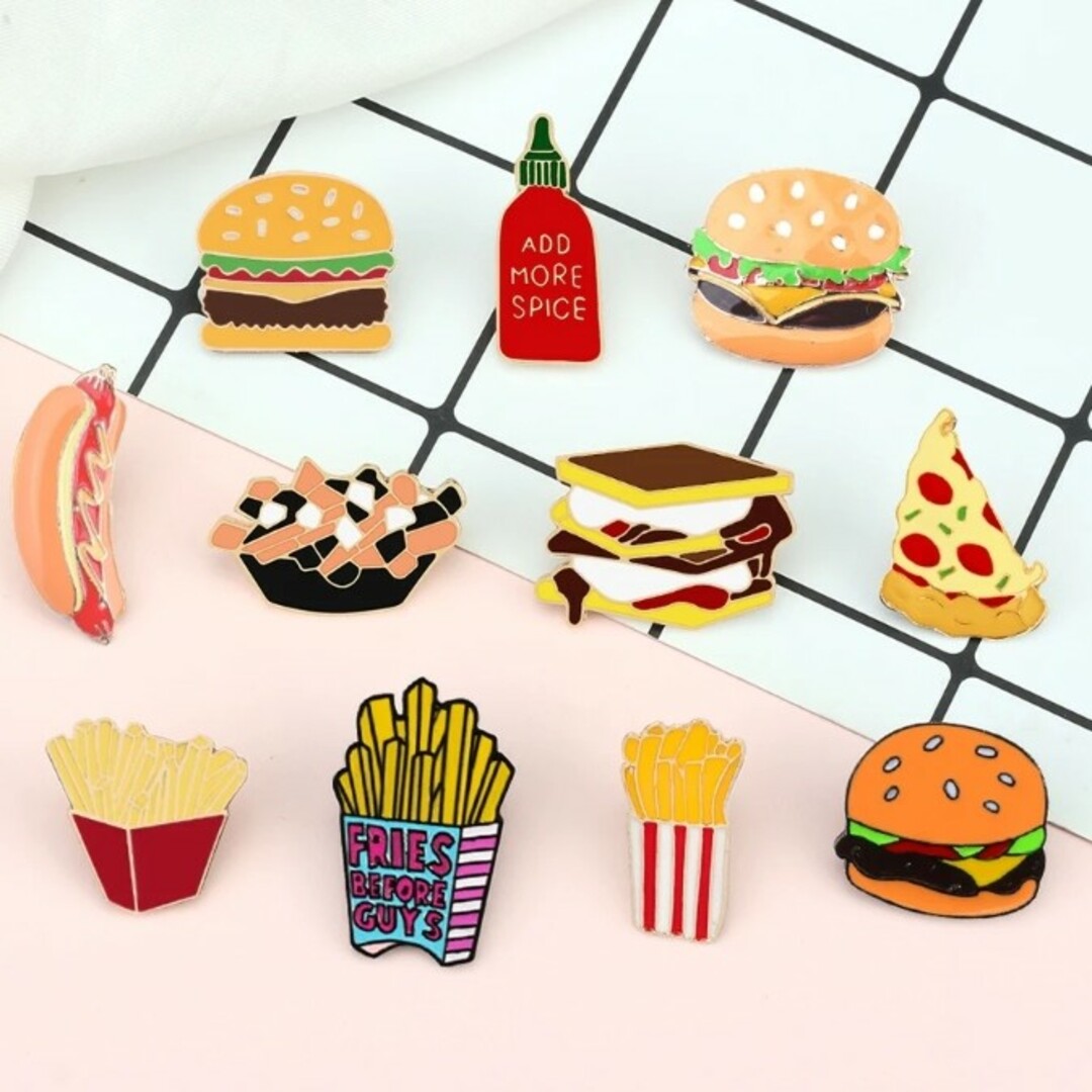 ハンバーガー＆ポテト ピンバッジ 2個セット 食べ物 フ ァストフード レディースのアクセサリー(ブローチ/コサージュ)の商品写真