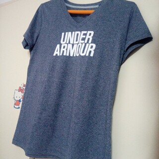 アンダーアーマー(UNDER ARMOUR)のアンダーアーマーグレー×白ロゴVネック半袖Tシャツ(Tシャツ(半袖/袖なし))