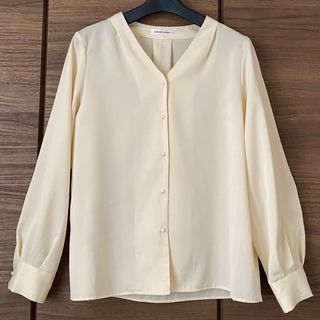 ナチュラルクチュール(natural couture)のナチュラルクチュール　Vネックパールボタン付きシフォンブラウス(シャツ/ブラウス(長袖/七分))