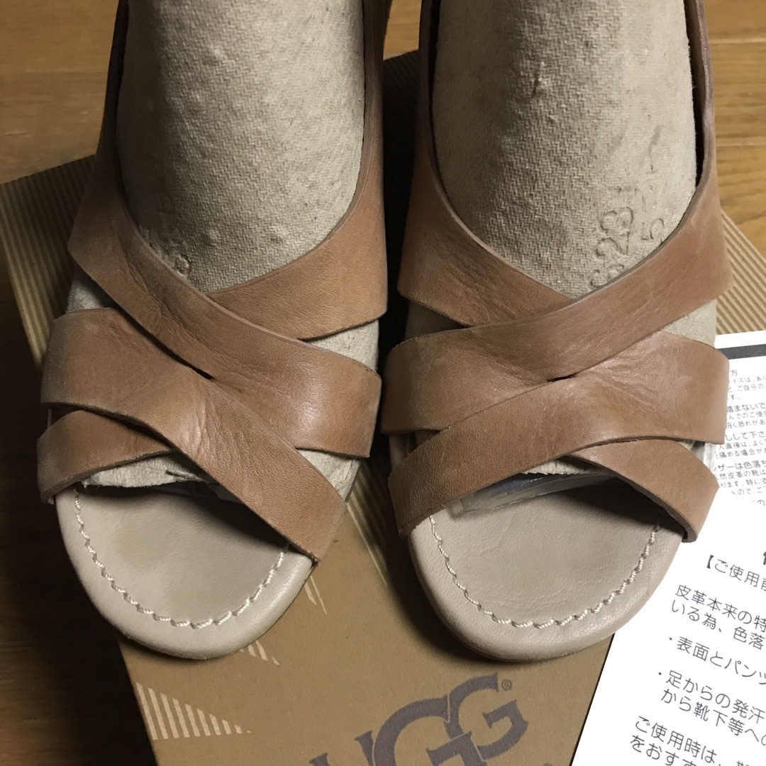 UGG(アグ)のUGG WKENEDY 1004125 W/PUU アグ ウエッジソールサンダル レディースの靴/シューズ(サンダル)の商品写真