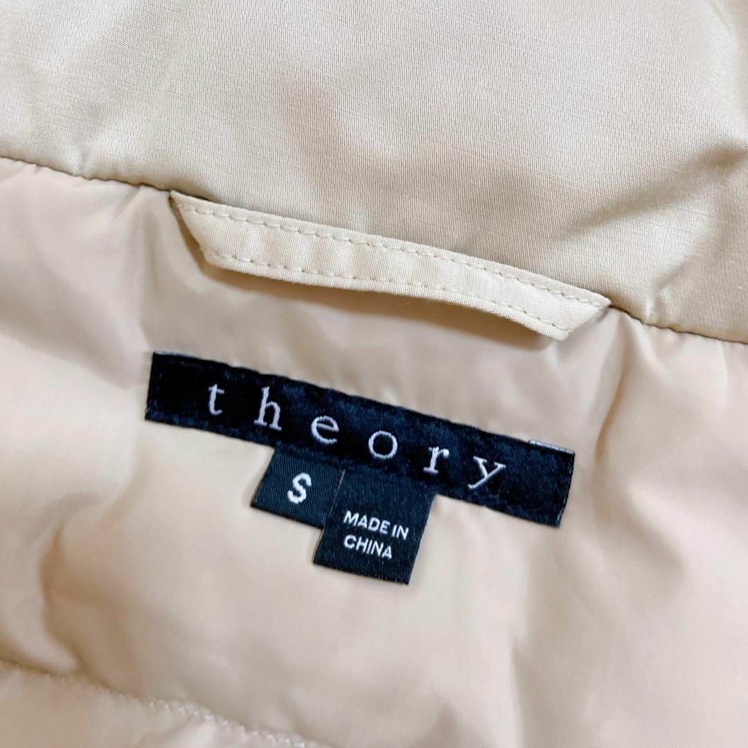 theory(セオリー)の美品☆Theory セオリー ダウンベスト ショート丈 ベージュ 春コーデ レディースのジャケット/アウター(ダウンベスト)の商品写真