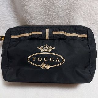 トッカ(TOCCA)の新品☆トッカ TOCCAスクエアリボンナイロンポーチ  刺繍ロゴ 黒(ポーチ)