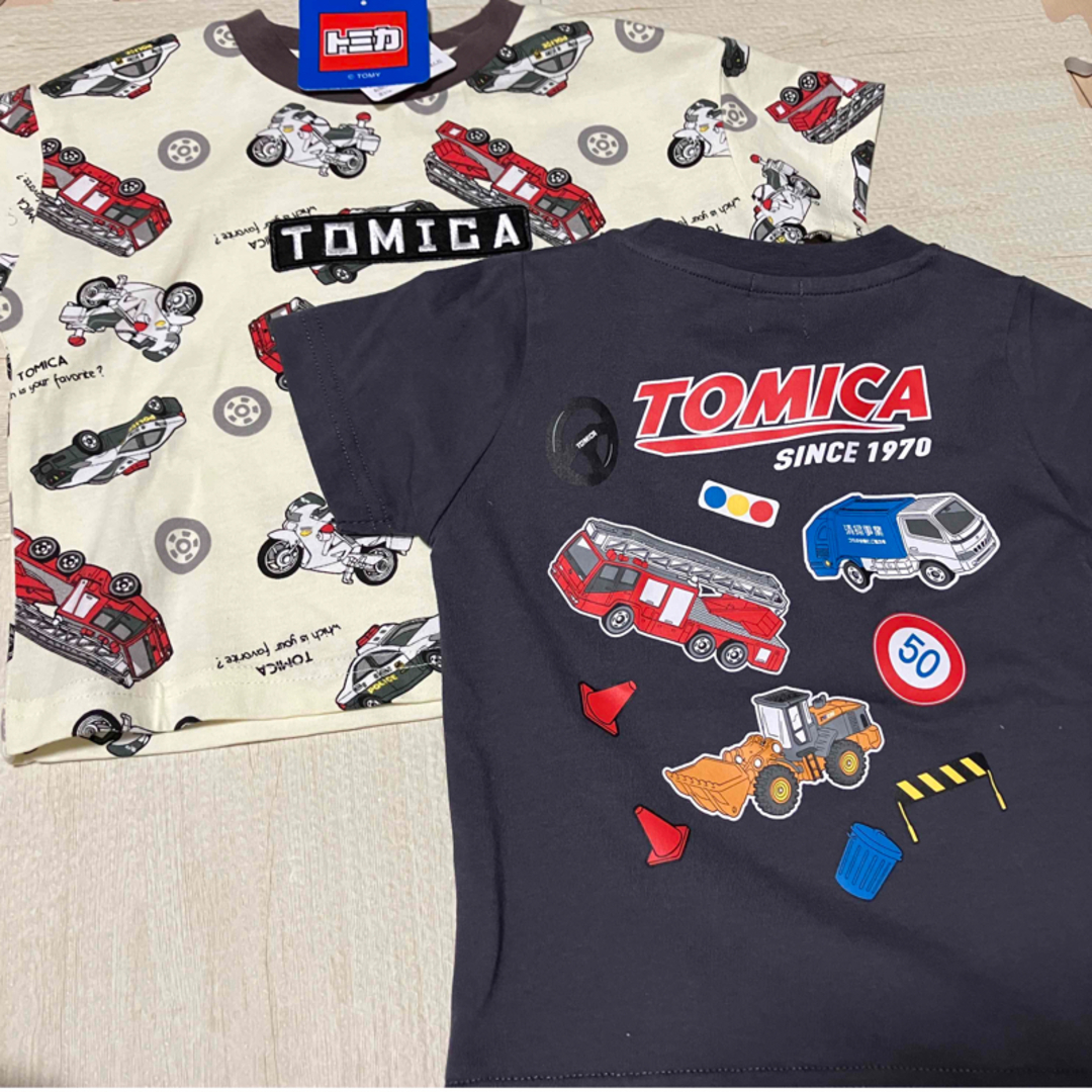 トミカシリーズ(トミカシリーズ)のトミカ　Tシャツ　2枚　90サイズ キッズ/ベビー/マタニティのキッズ服男の子用(90cm~)(Tシャツ/カットソー)の商品写真