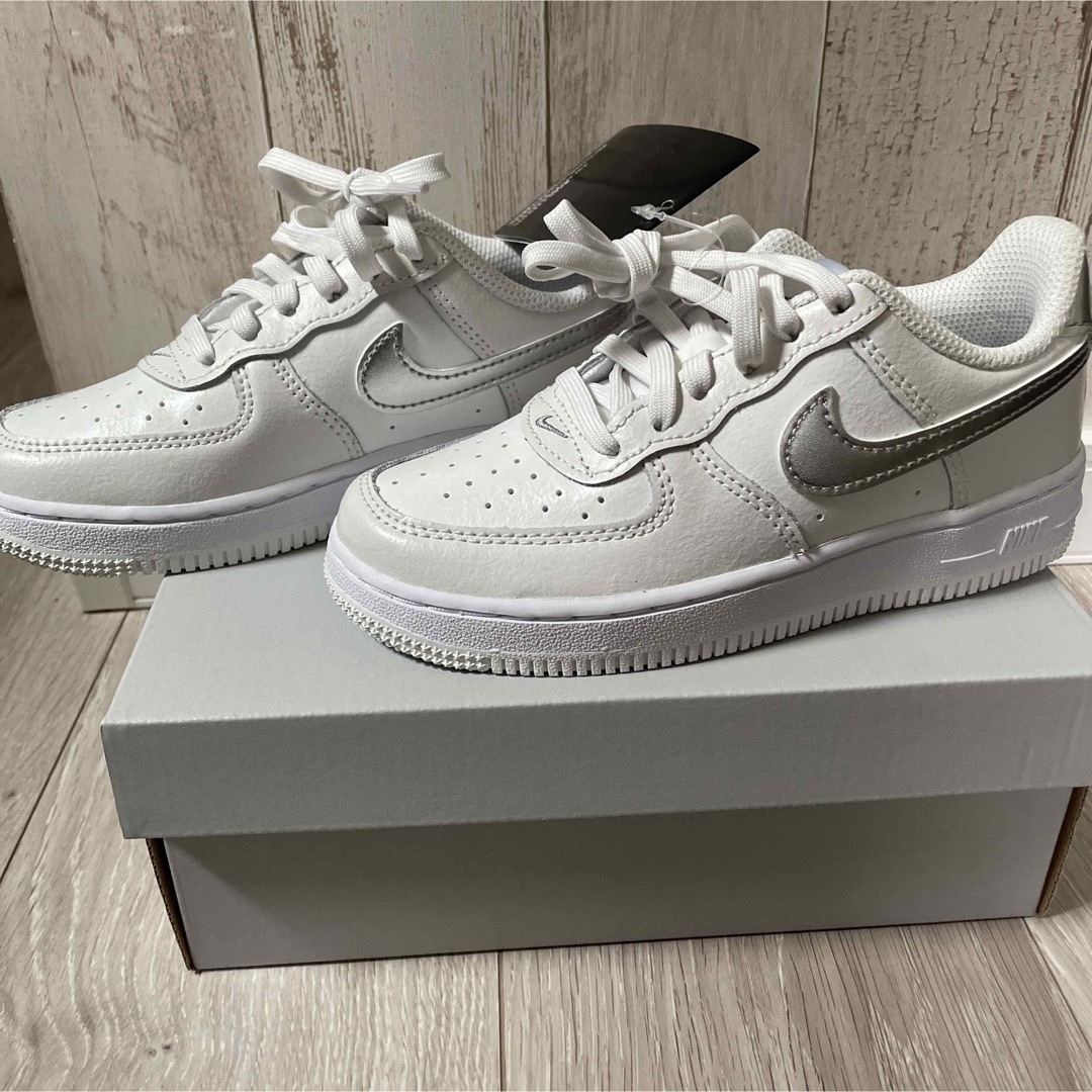 NIKE(ナイキ)のNIKE キッズ/ベビー/マタニティのキッズ靴/シューズ(15cm~)(スニーカー)の商品写真