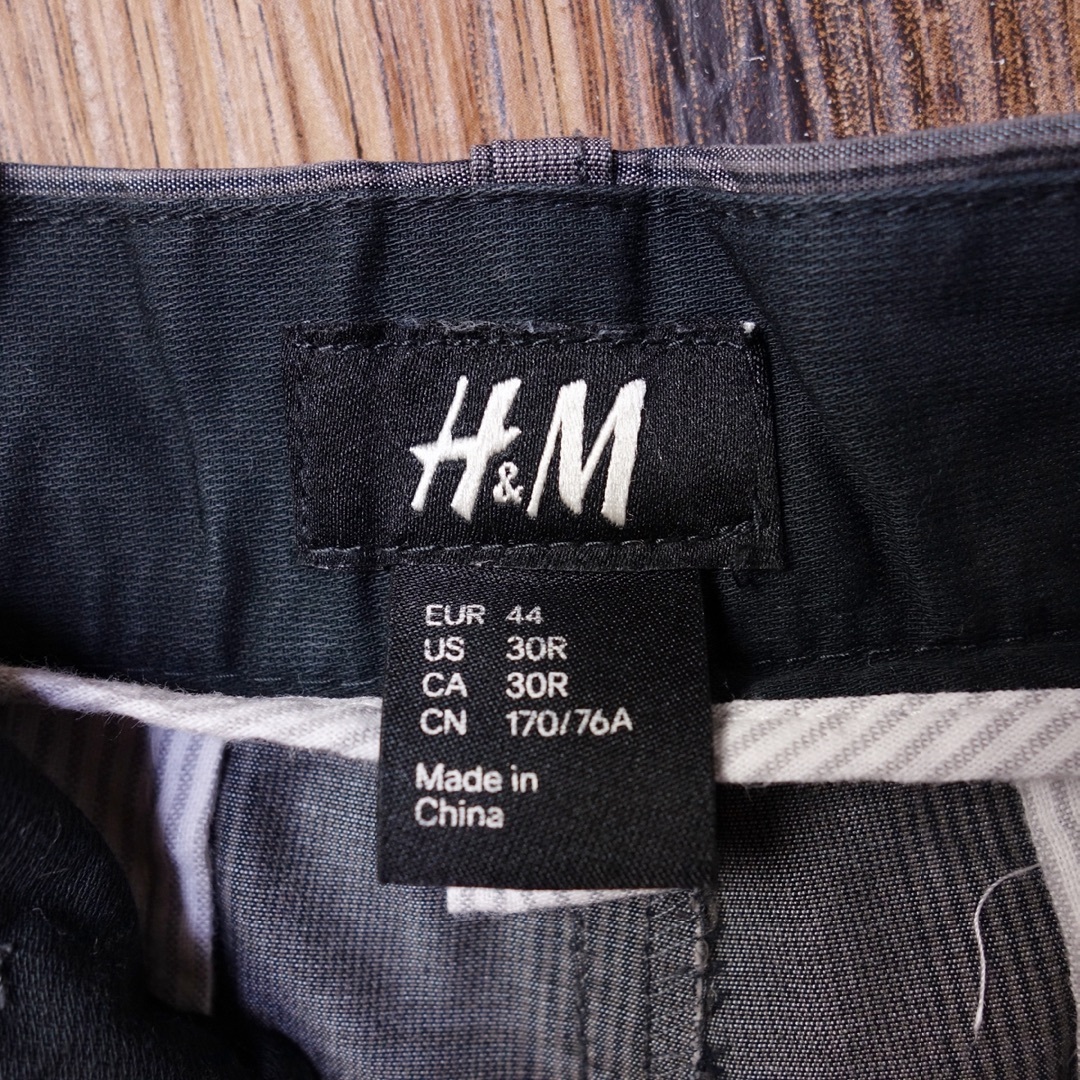 H&M(エイチアンドエム)のサイズ：44 ショートパンツ メンズ H&M 古着 グレー MM13 メンズのパンツ(ショートパンツ)の商品写真