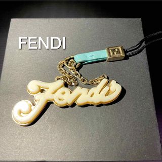 フェンディ(FENDI)の【箱袋有りゴールド】FENDI  フェンディ　チャーム　キーホルダーFF ズッカ(ネックレス)