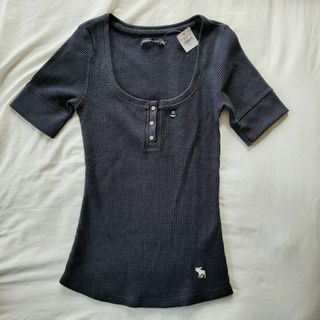 アバクロンビーアンドフィッチ(Abercrombie&Fitch)の⭐️タグ付き⭐️アバクロンビー&フィッチ  XS ワッフル生地 ネイビー 半袖(Tシャツ(半袖/袖なし))