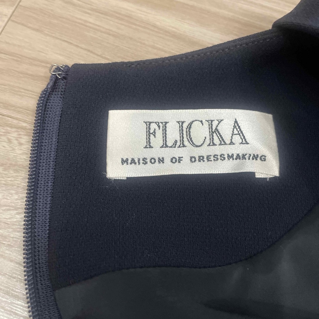 FLICKA(フリッカ)のFLICKA パール付きワンピース ネイビー レディースのワンピース(ひざ丈ワンピース)の商品写真