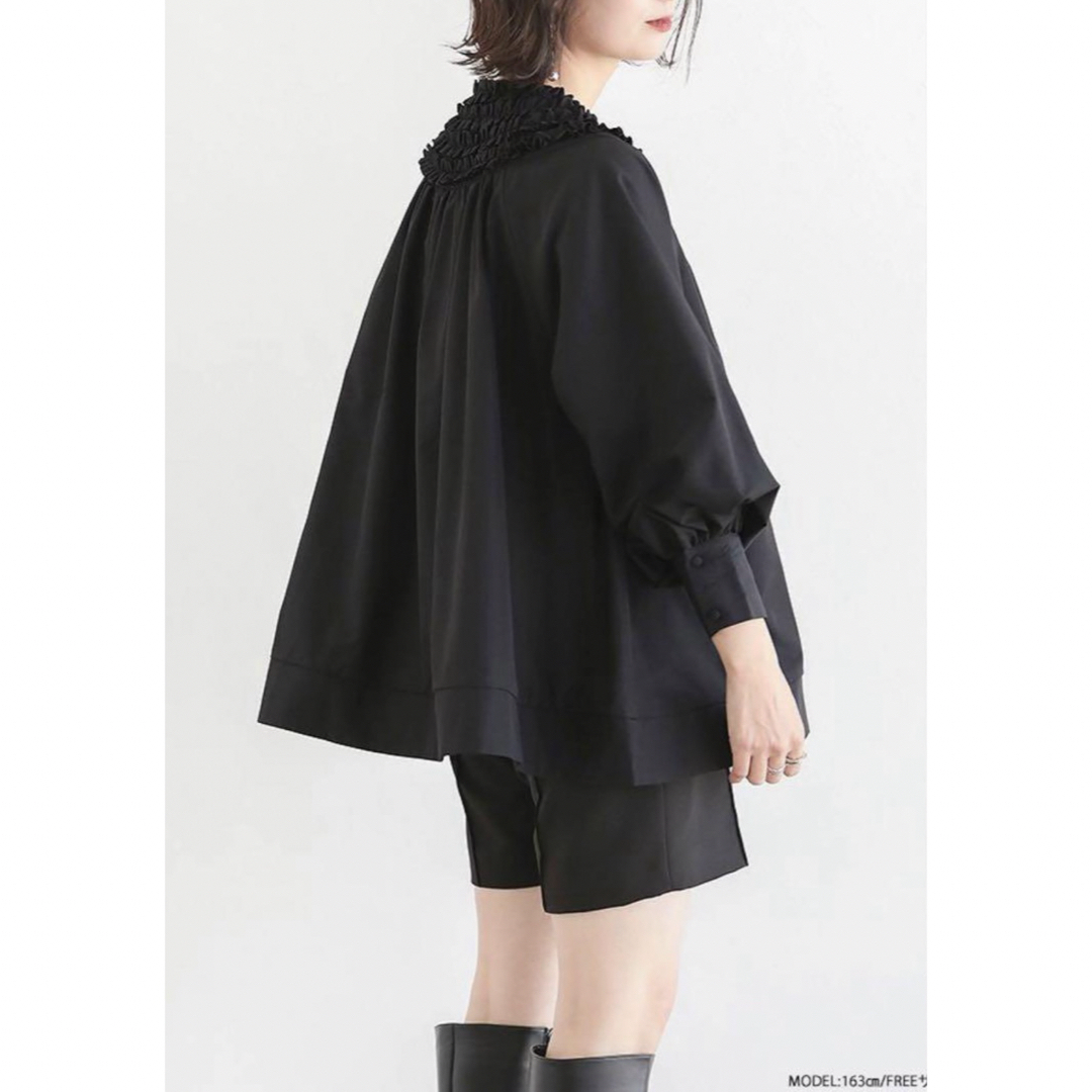 ZARA(ザラ)の【 fit more 】　ノーカラー　フリル　黒　シンプル　ブラウス　シャツ レディースのトップス(シャツ/ブラウス(長袖/七分))の商品写真