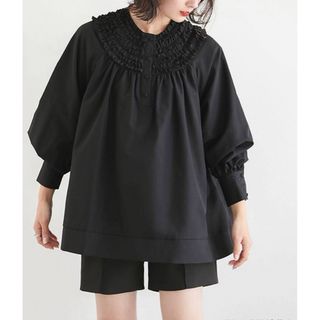 ザラ(ZARA)の【 fit more 】　ノーカラー　フリル　黒　シンプル　ブラウス　シャツ(シャツ/ブラウス(長袖/七分))