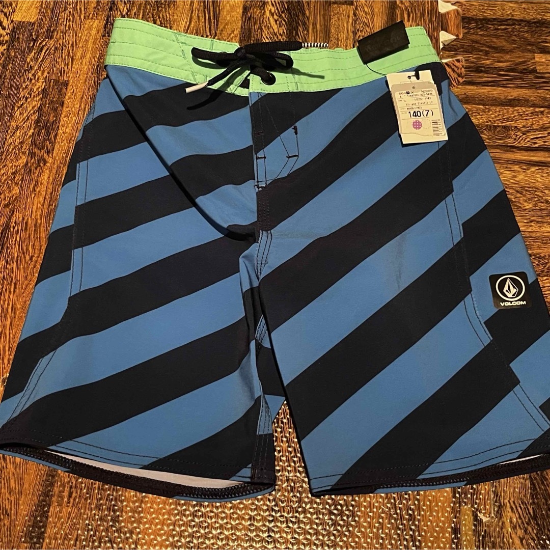 volcom(ボルコム)のbaiyaボルコム水着キッズ140青新品未使用タグ付き男の子7歳VOLCOM キッズ/ベビー/マタニティのキッズ服男の子用(90cm~)(水着)の商品写真