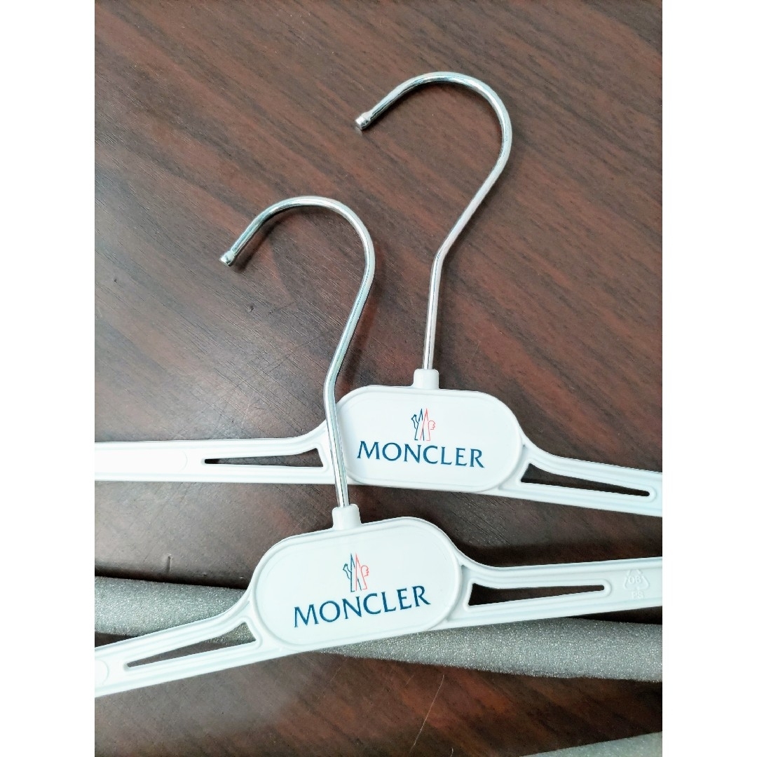 MONCLER(モンクレール)の【新品非売品】MONCLER(モンクレール)　オリジナルパンツハンガー２本セット メンズのジャケット/アウター(ダウンジャケット)の商品写真