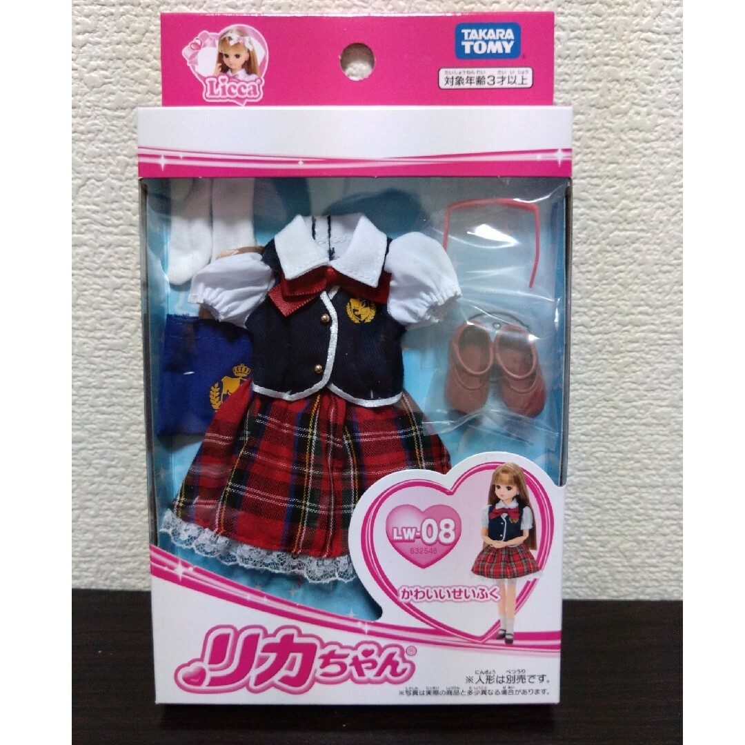 Takara Tomy(タカラトミー)のリカちゃん人形　本体 + 服4種類 + スタンド　全て未開封 キッズ/ベビー/マタニティのおもちゃ(ぬいぐるみ/人形)の商品写真