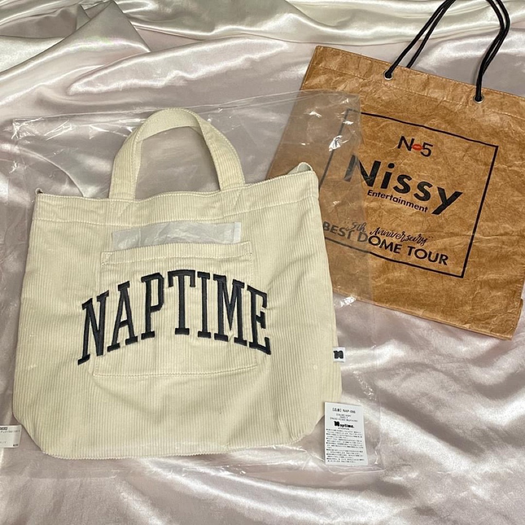 AAA(トリプルエー)のNaptimeコーデュロイBAG-IVORY ＋Nissy テイクアウトバッグ エンタメ/ホビーのタレントグッズ(ミュージシャン)の商品写真