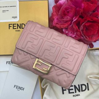 フェンディ(FENDI)の付属有✨FENDI ズッカ　型押し　エンボス　二つ折り　8M0419 ピンク(財布)