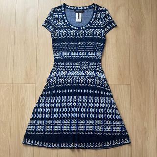 ビーシービージーマックスアズリア(BCBGMAXAZRIA)のBCBG 半袖　ニット　ワンピース(ひざ丈ワンピース)