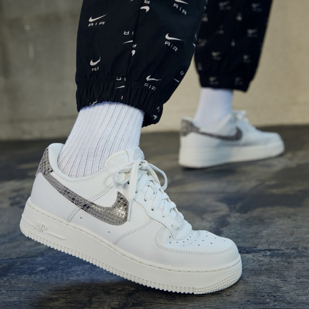 NIKE(ナイキ)のNIKE ナイキ AIR FORCE 1 エアフォース1 ヘビ ホワイト28.5 メンズの靴/シューズ(スニーカー)の商品写真