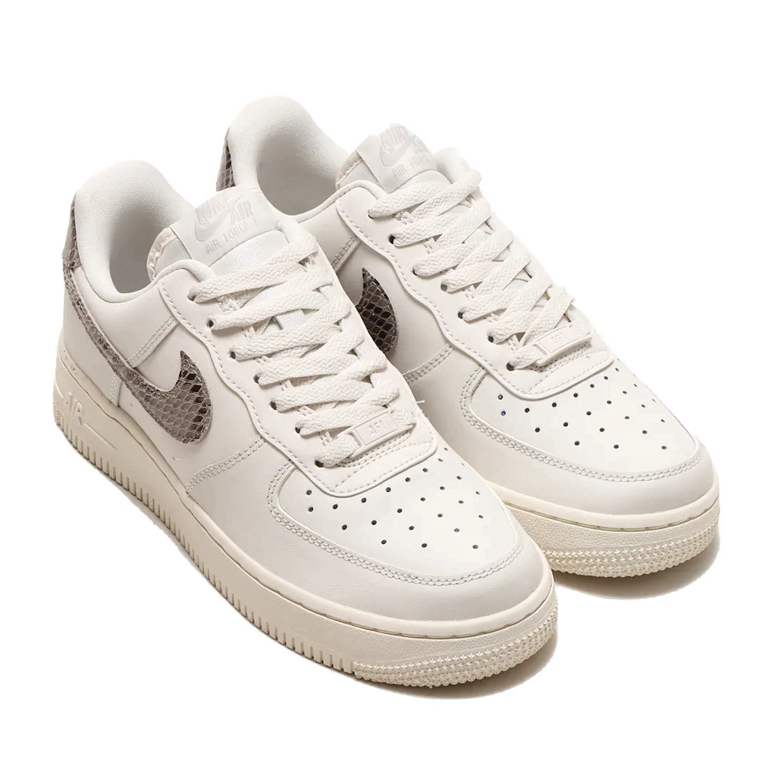 NIKE(ナイキ)のNIKE ナイキ AIR FORCE 1 エアフォース1 ヘビ ホワイト28.5 メンズの靴/シューズ(スニーカー)の商品写真