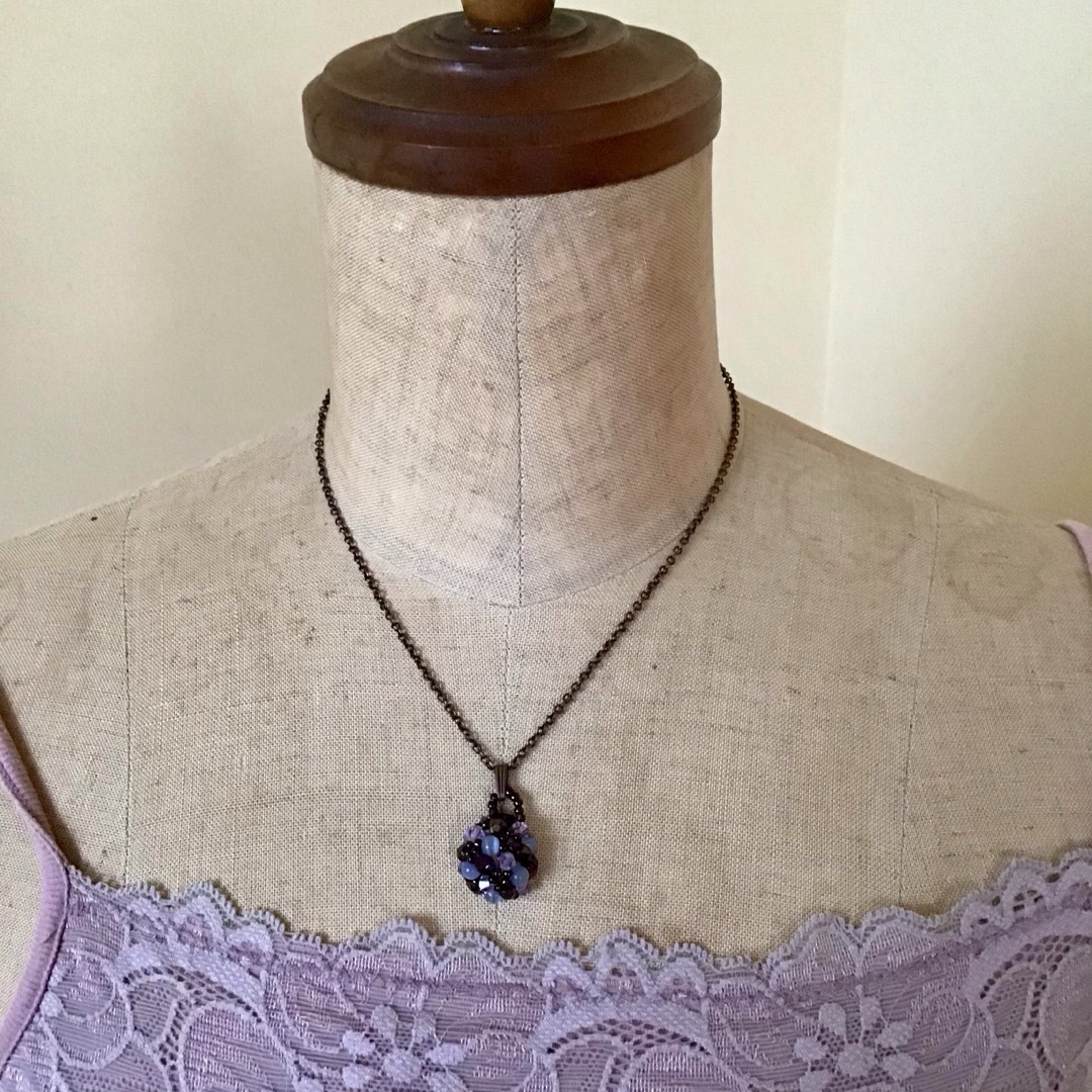 ドーム形ペンダントトップのネックレス　紫　青 レディースのアクセサリー(ネックレス)の商品写真