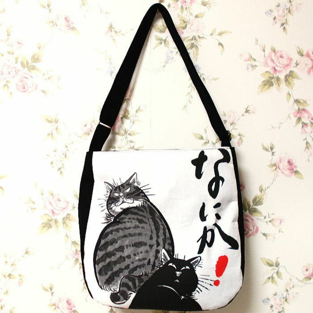 和柄丸みショルダーバッグ 見返り猫ちゃん なにか！ まねき猫  ハンドメイドのファッション小物(バッグ)の商品写真