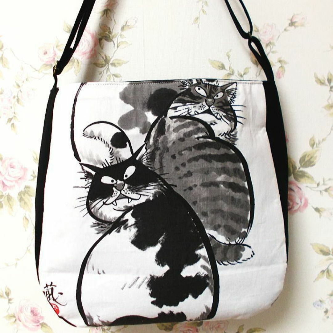 和柄丸みショルダーバッグ 見返り猫ちゃん なにか！ まねき猫  ハンドメイドのファッション小物(バッグ)の商品写真