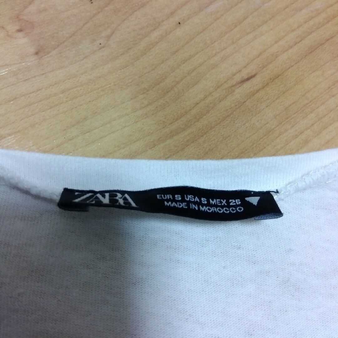 ZARA(ザラ)のザラ ホワイト Tシャツ ロゴ 白 ロゴT レディースのトップス(Tシャツ(半袖/袖なし))の商品写真