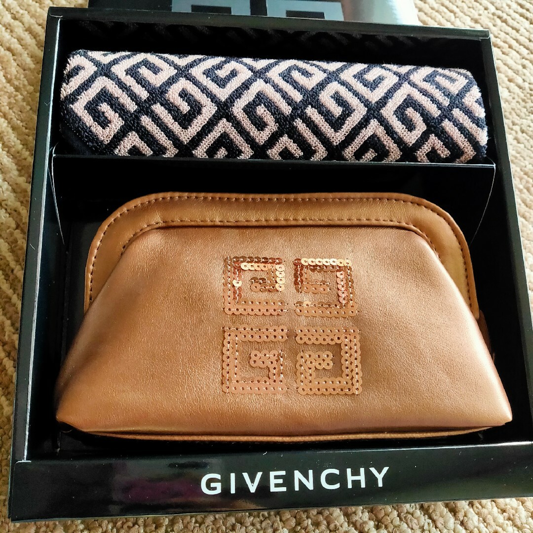 GIVENCHY(ジバンシィ)の★ GIVENCHY・ポ―チ & ミニタオルハンカチ ★ レディースのファッション小物(ポーチ)の商品写真