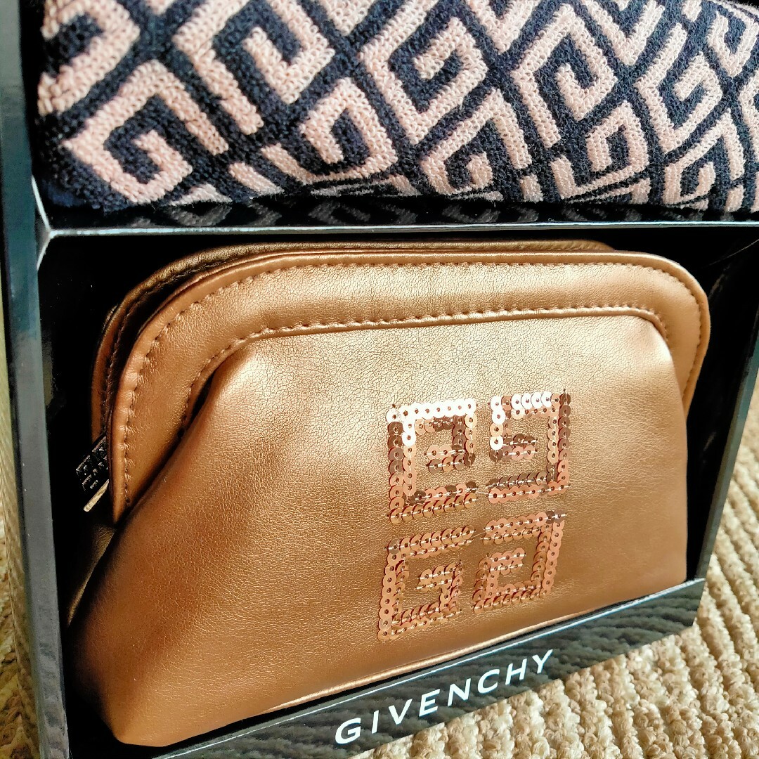 GIVENCHY(ジバンシィ)の★ GIVENCHY・ポ―チ & ミニタオルハンカチ ★ レディースのファッション小物(ポーチ)の商品写真