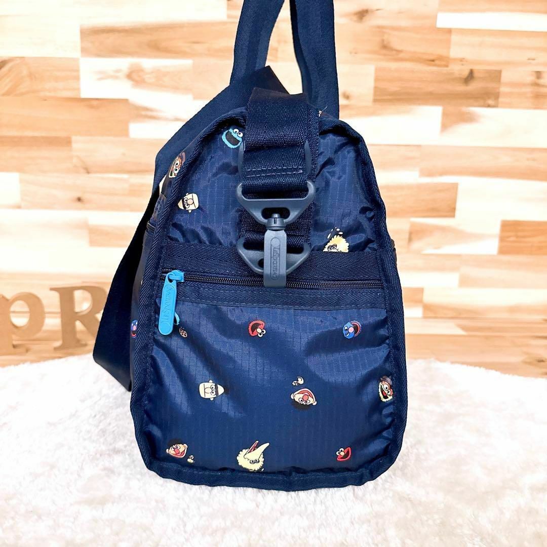 LeSportsac(レスポートサック)の【レスポートサック×セサミストリート】限定コラボ ボストンバッグ 紺ネイビー×黄 レディースのバッグ(ボストンバッグ)の商品写真