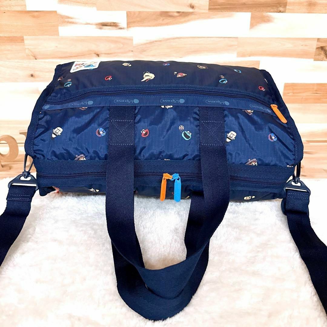 LeSportsac(レスポートサック)の【レスポートサック×セサミストリート】限定コラボ ボストンバッグ 紺ネイビー×黄 レディースのバッグ(ボストンバッグ)の商品写真