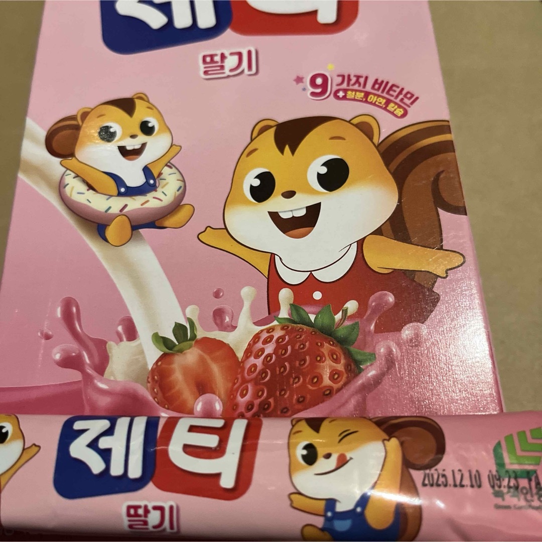 韓国　2種類のジェティ　8本　(苺味、クッキーアンドクリーム味) 食品/飲料/酒の飲料(その他)の商品写真
