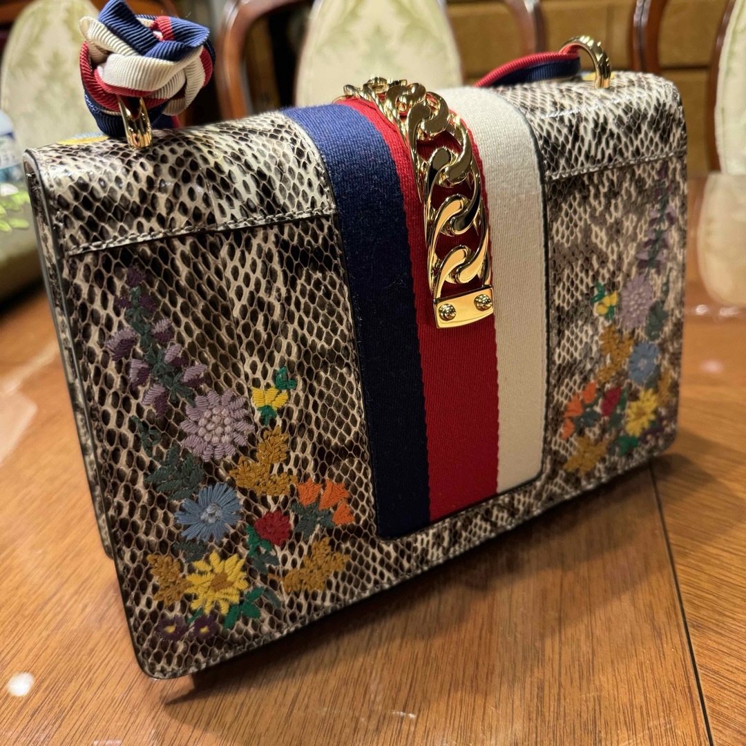 Gucci(グッチ)の未使用　GUCCI シルヴィ フローラル パイソン ショルダー バッグ レディースのバッグ(ハンドバッグ)の商品写真