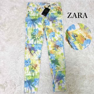 ザラ(ZARA)の新品タグ付き ZARA 南国 花柄 派手 ヤシの木 カラフル カジュアルパンツ(カジュアルパンツ)