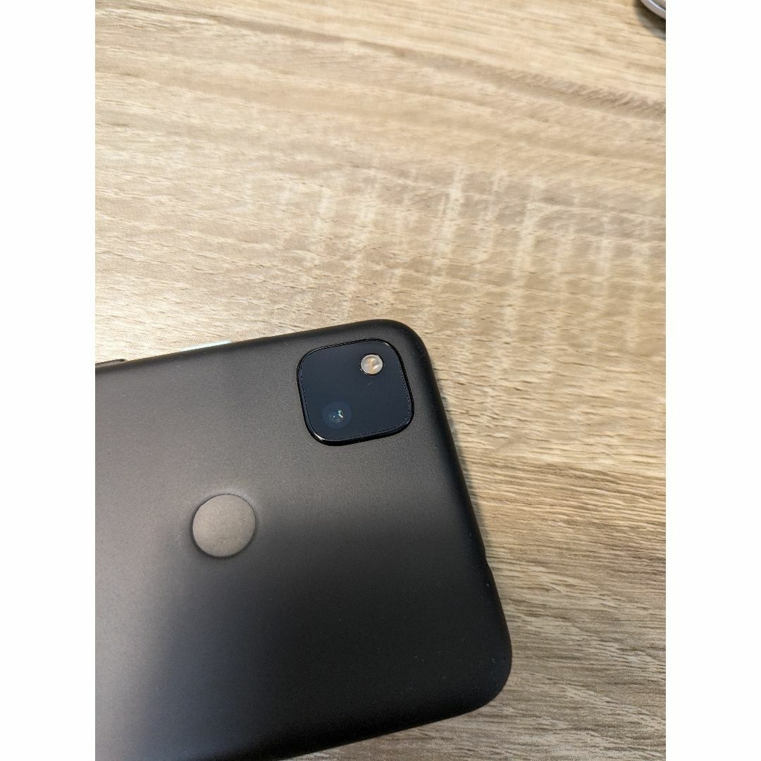 Google Pixel(グーグルピクセル)の[simフリー]pixel4a 128GB 黒 新品ガラス保護フィルム1枚付 スマホ/家電/カメラのスマートフォン/携帯電話(スマートフォン本体)の商品写真