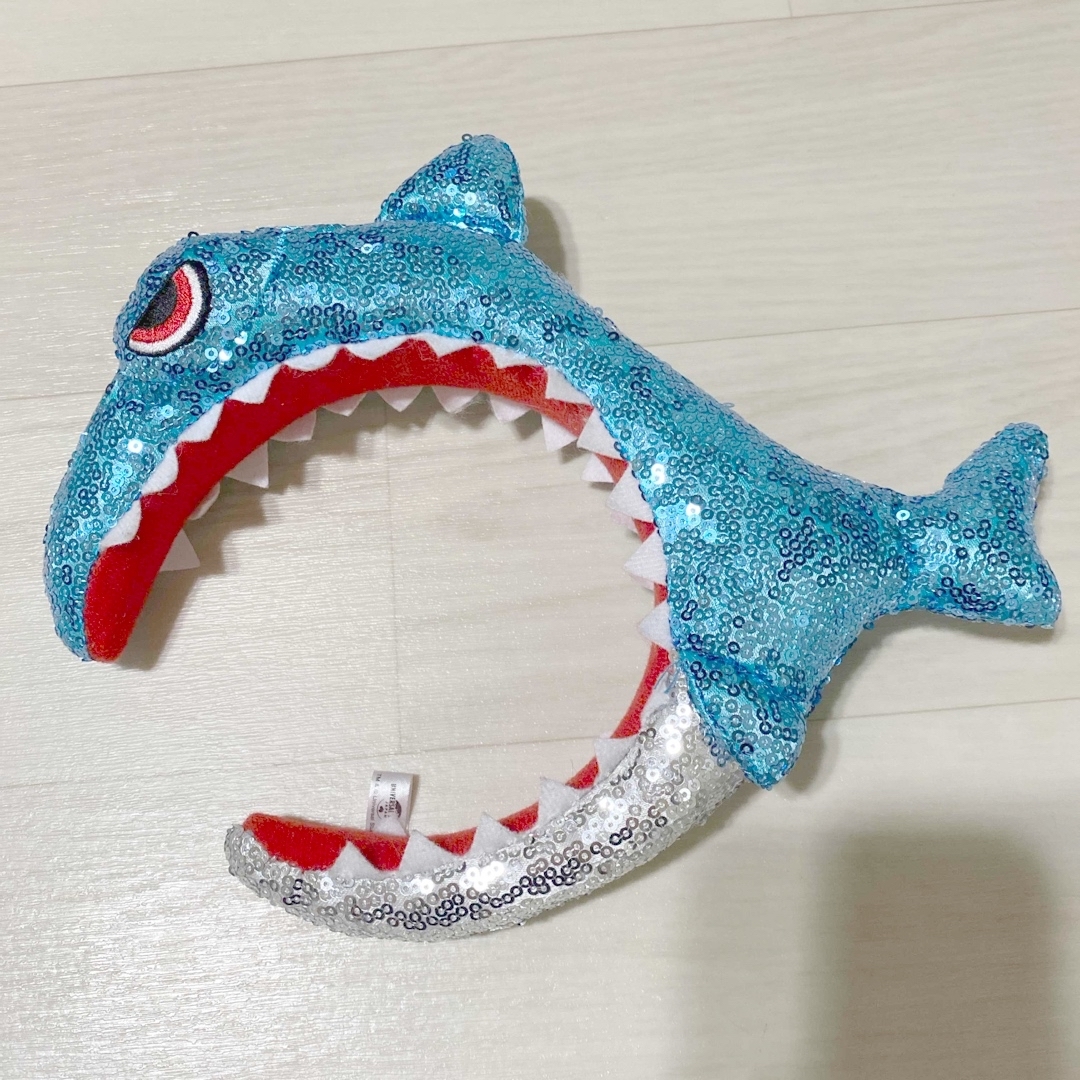 【USJ】JAWS  スパンコール　カチューシャ　 レディースのヘアアクセサリー(カチューシャ)の商品写真