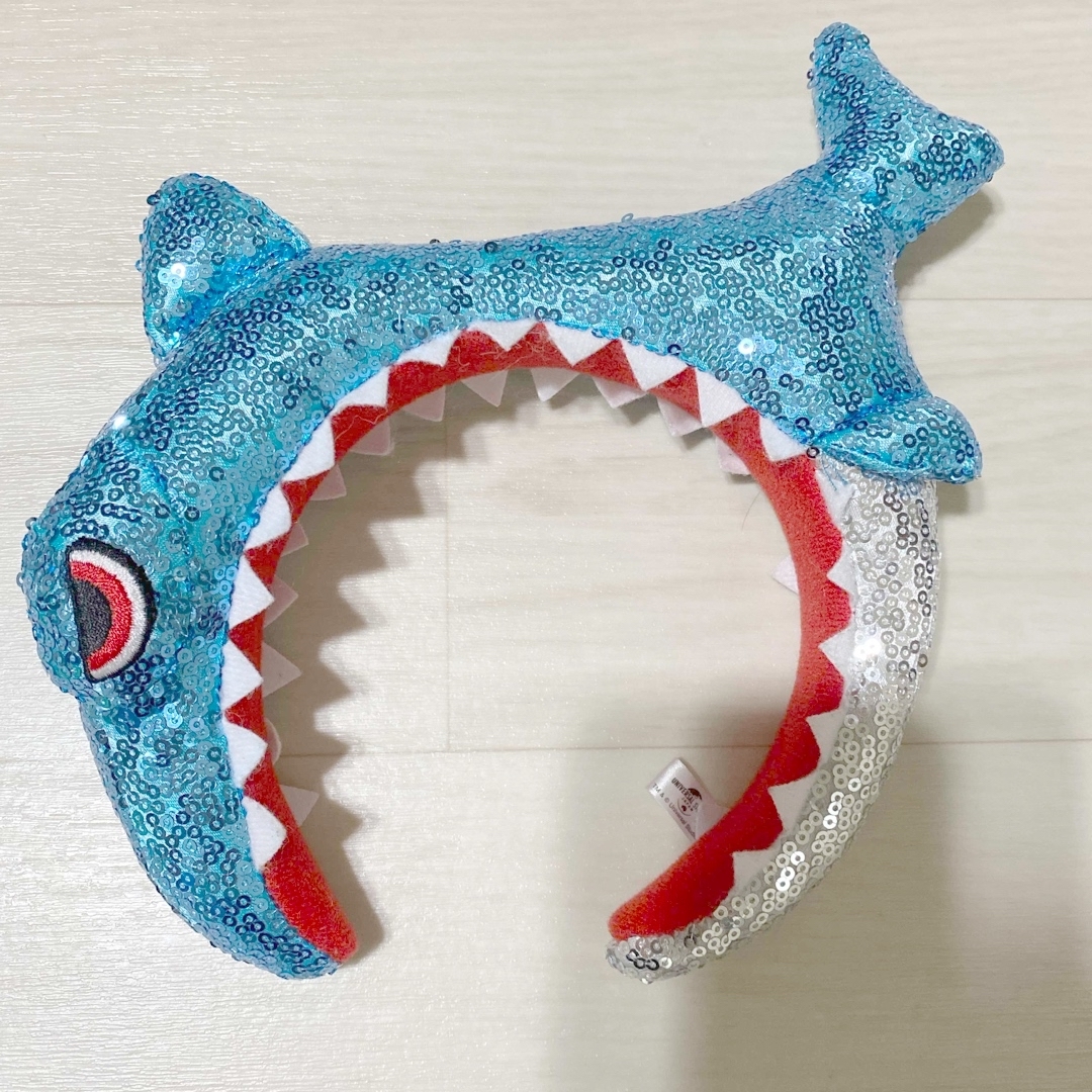 【USJ】JAWS  スパンコール　カチューシャ　 レディースのヘアアクセサリー(カチューシャ)の商品写真