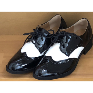 白黒ローファー　38（24.5cm〜25.0cm）(ローファー/革靴)