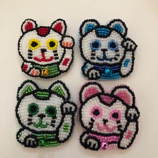 ビーズ刺繍ブローチ　招き猫(コサージュ/ブローチ)