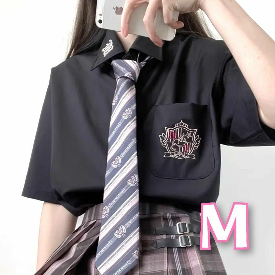 ボタンフロントシャツ ワッペン風刺繍 プレッピーシャツ 黒 Ｍ 中学生 高校生 レディースのトップス(シャツ/ブラウス(半袖/袖なし))の商品写真