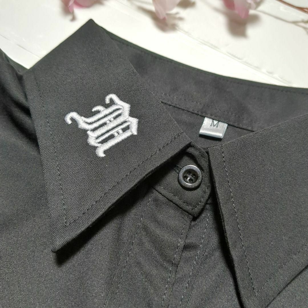 ボタンフロントシャツ ワッペン風刺繍 プレッピーシャツ 黒 Ｍ 中学生 高校生 レディースのトップス(シャツ/ブラウス(半袖/袖なし))の商品写真