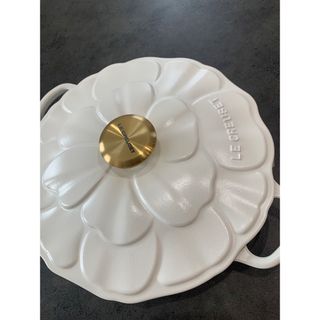 LE CREUSET - ル・クルーゼ　キャセロール　ペタルレリーフ